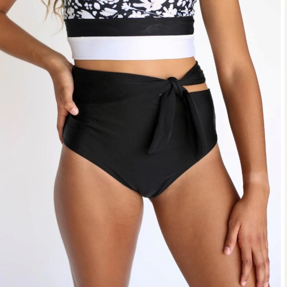 NWT Nani Swim black side tie bottoms size S